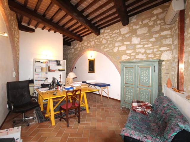 Ufficio in vendita a La Badia, Colle Di Val D'elsa