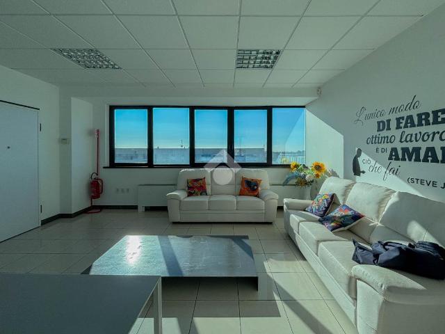 Ufficio in vendita a Colnago, Cornate D'adda