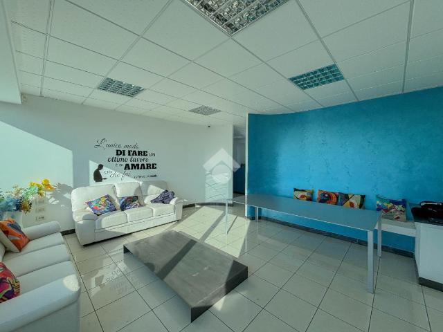 Ufficio in vendita a Cornate D'adda, Lombardia