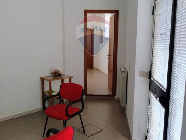 Ufficio in vendita a Centro, Marche