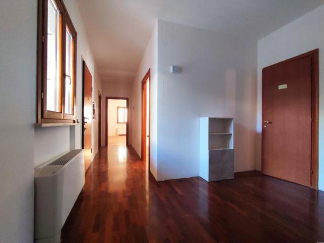 Ufficio in vendita a Zavarise, Marche