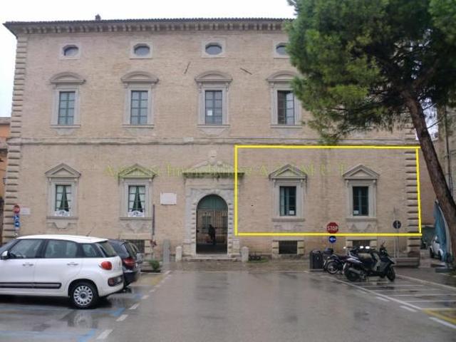 Ufficio in vendita a Centro storico, Marche