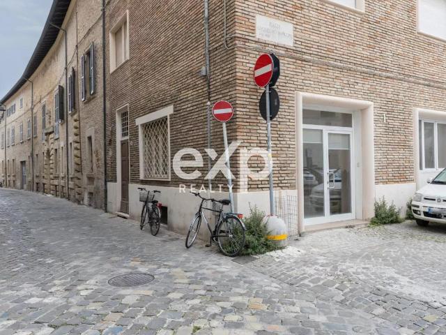 Ufficio in vendita a Centro storico, Marche