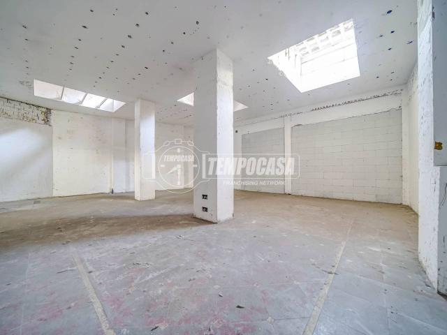 Locale Commerciale in vendita a Centro, Gallarate