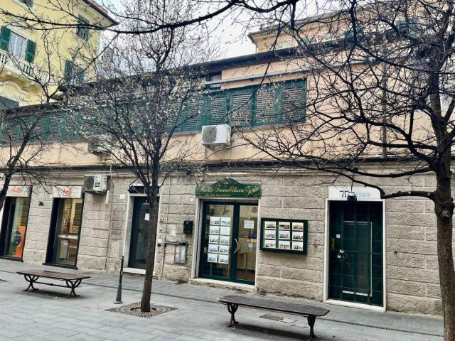 Ufficio in vendita a Medio Ponente, Serra Riccò