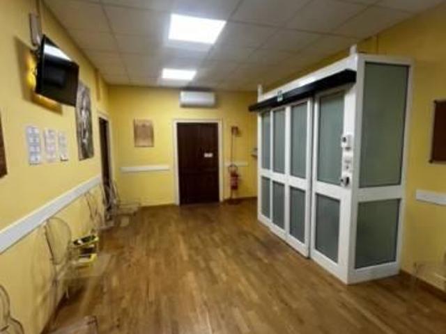 Ufficio in vendita a Medio Ponente, Serra Riccò