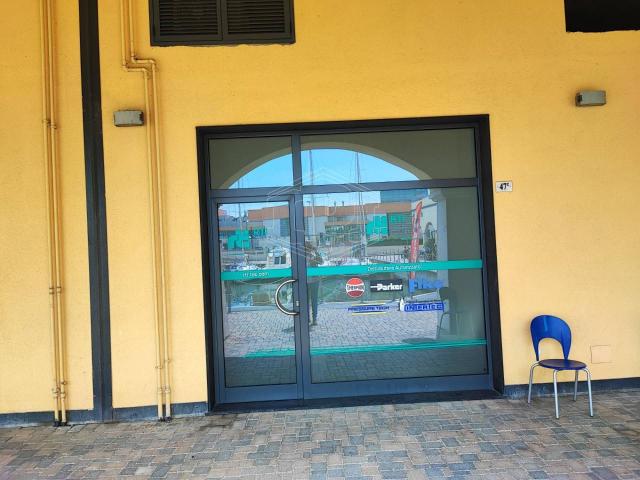Ufficio in vendita a Medio Ponente, Serra Riccò