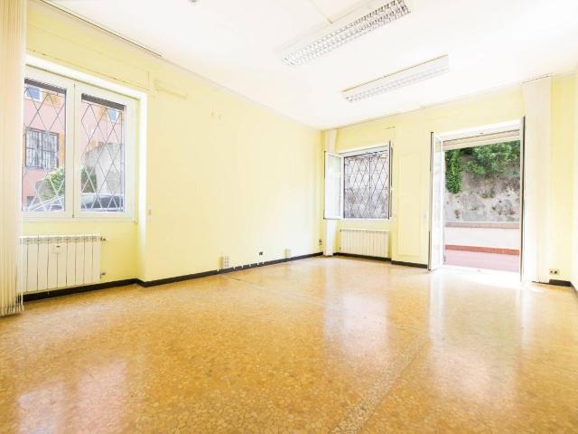 Ufficio in vendita a Centro Est, Serra Riccò