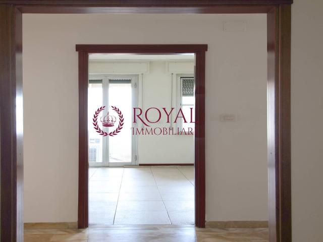 Ufficio in vendita a Largo Attias, Livorno