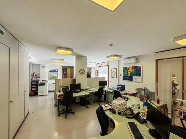Ufficio in vendita a Albarola, Lodi
