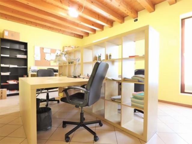Locale Commerciale in vendita a Longare, Veneto
