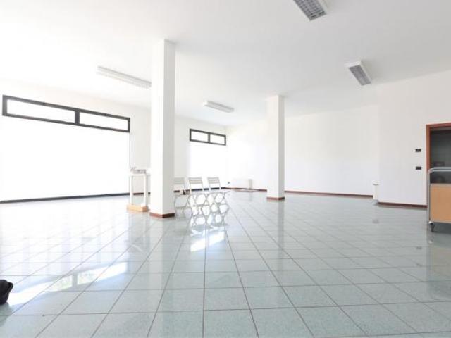 Locale Commerciale in vendita a Longare, Veneto