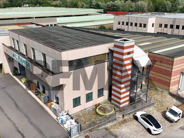 Ufficio in vendita a Luzzana, Lombardia