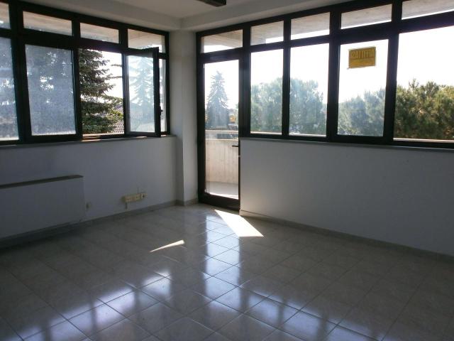 Ufficio in vendita a Piediripa, Macerata