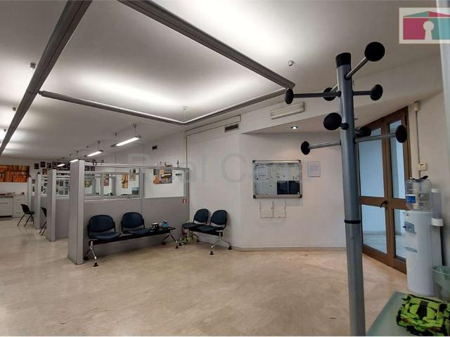 Ufficio in vendita a Modena, Reggio Emilia