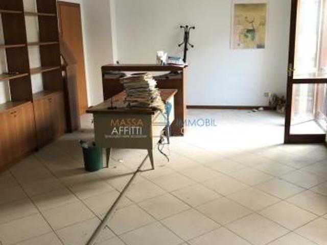 Locale Commerciale in vendita a Montignoso, Toscana
