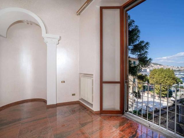 Ufficio in vendita a Municipalità 1, Campania