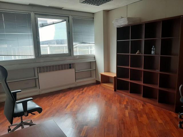 Ufficio in vendita a Municipalità 4, Campania
