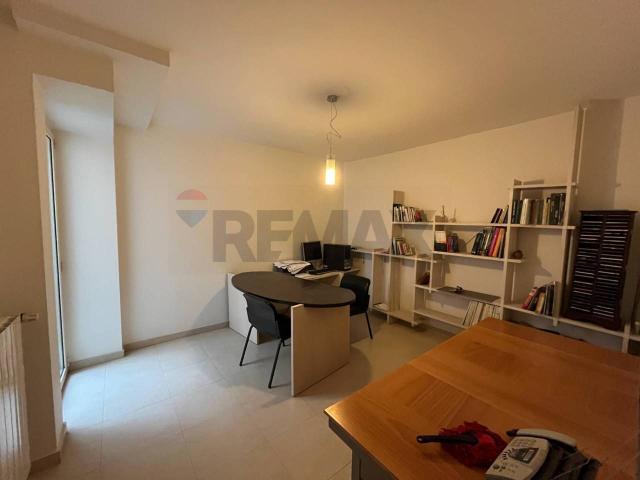 Ufficio in vendita a Puglia, Bari