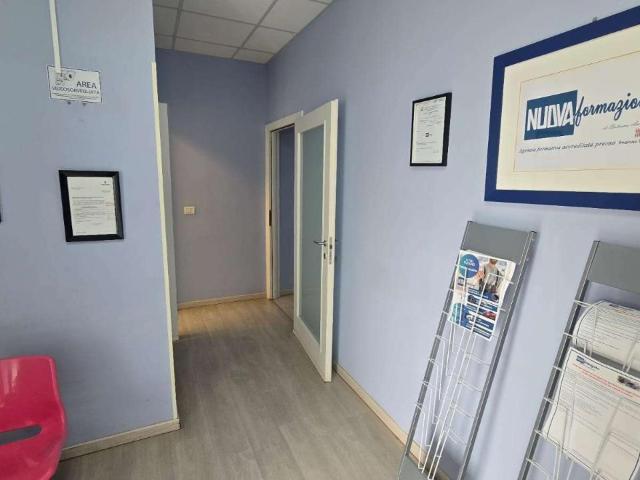 Ufficio in vendita a Sant'Erminio, Cenerente