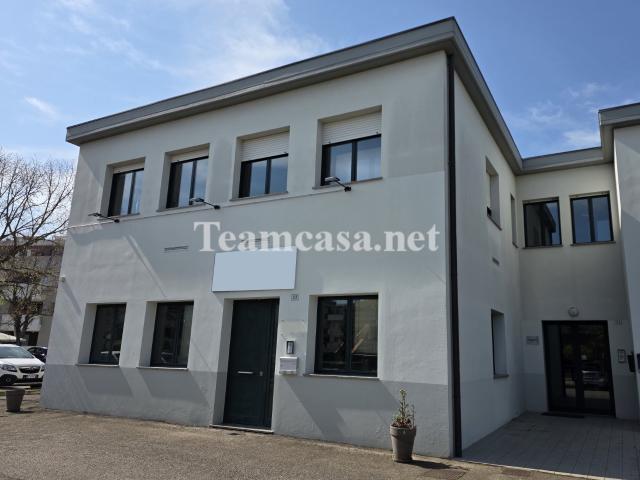 Ufficio in vendita a Villa Fastiggi, Marche
