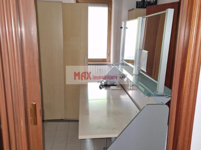 Ufficio in vendita a Baia Flaminia, Marche