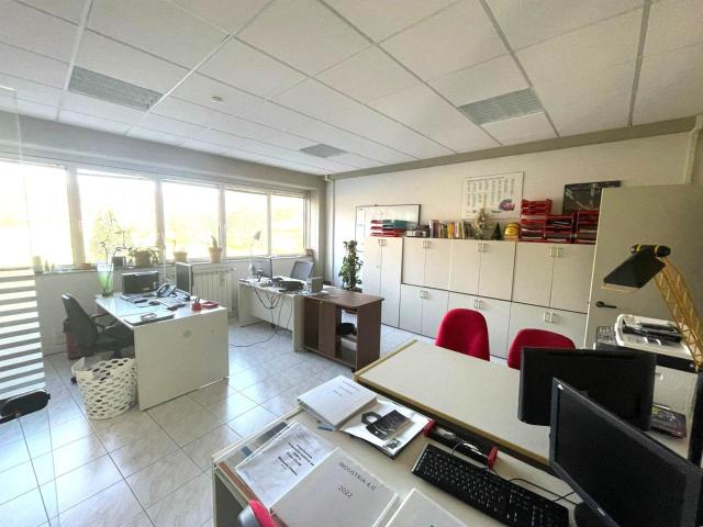 Ufficio in vendita a Pistoia, San Piero in Vincio