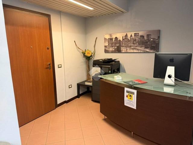 Ufficio in vendita a Pomezia, Roma Capitale