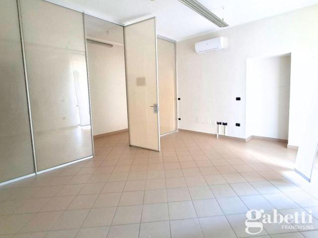 Ufficio in vendita a Pomigliano D'arco, Campania