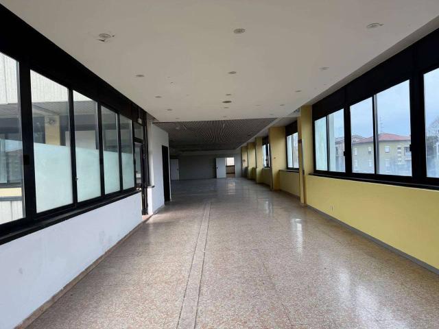 Ufficio in vendita a Cavazzoli, Re