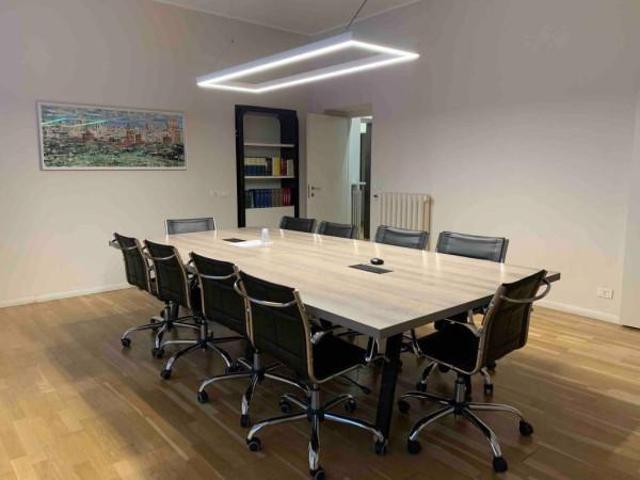 Ufficio in vendita a Sant'Agostino città-Porta Castello, Re