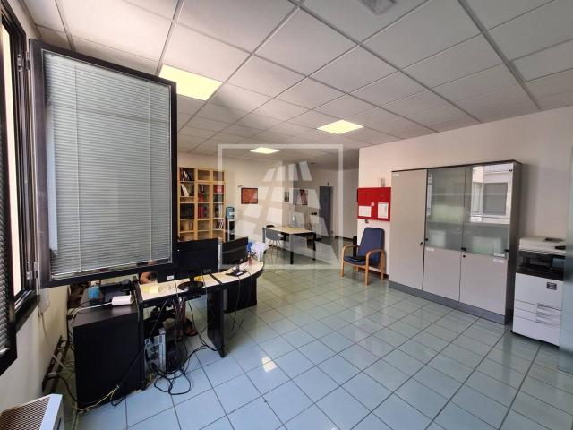 Ufficio in vendita a Cavazzoli, Re