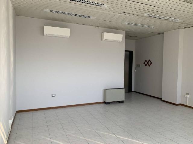 Ufficio in vendita a Sant'Agostino esterna-Porta Castello, Re