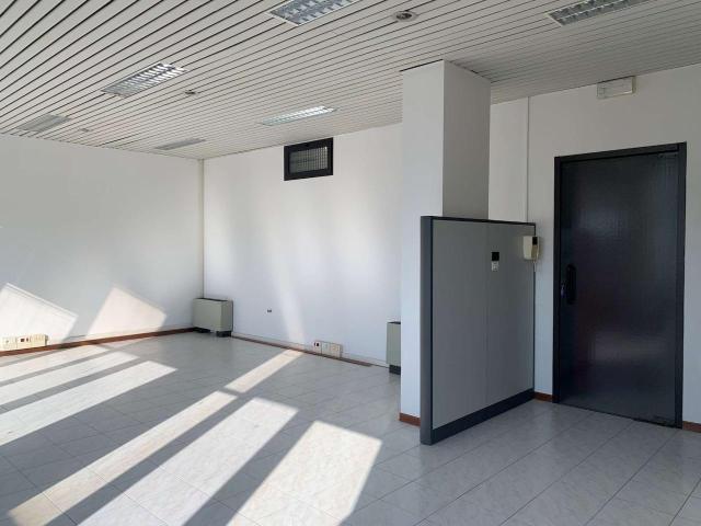 Ufficio in vendita a Sant'Agostino esterna-Porta Castello, Re