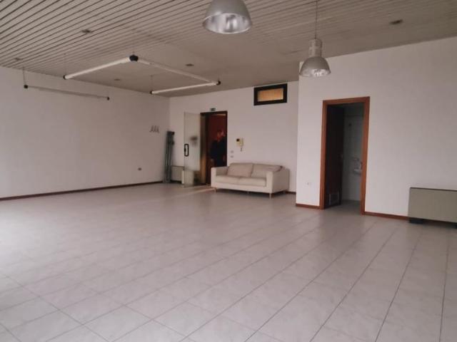 Ufficio in vendita a Sant'Agostino esterna-Porta Castello, Re