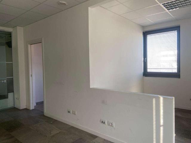 Ufficio in vendita a Cavazzoli, Re