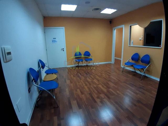 Ufficio in vendita a Porto d'Ascoli centro, Marche