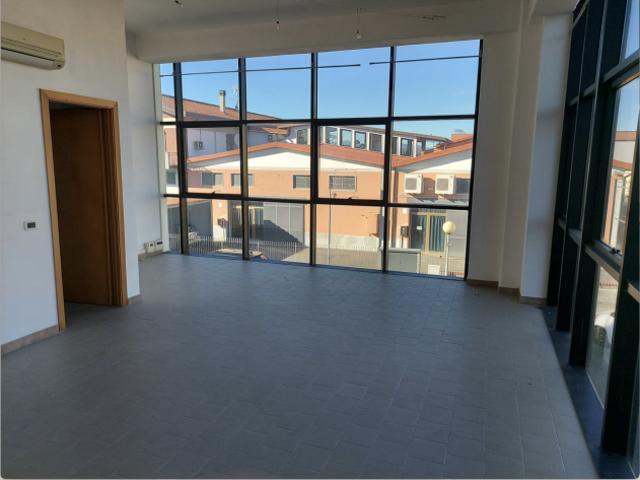 Locale Commerciale in vendita a Sarzana, Liguria