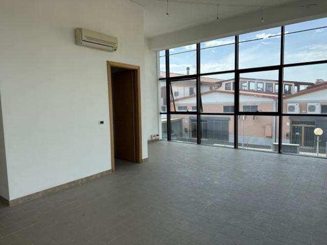 Locale Commerciale in vendita a Sarzana, Liguria