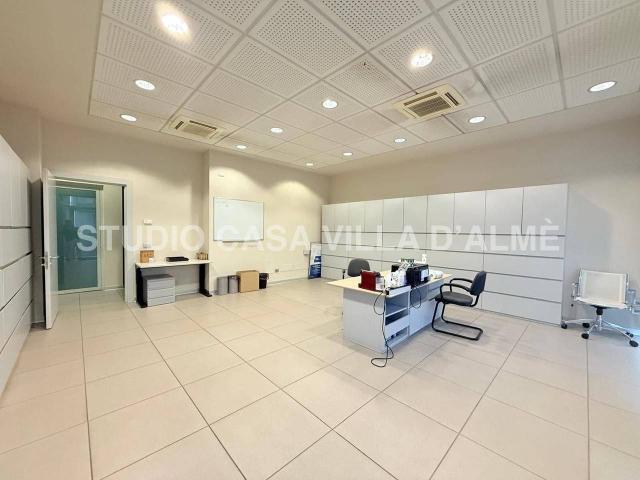 Ufficio in vendita a Cascina Uccellanda, Scanzorosciate
