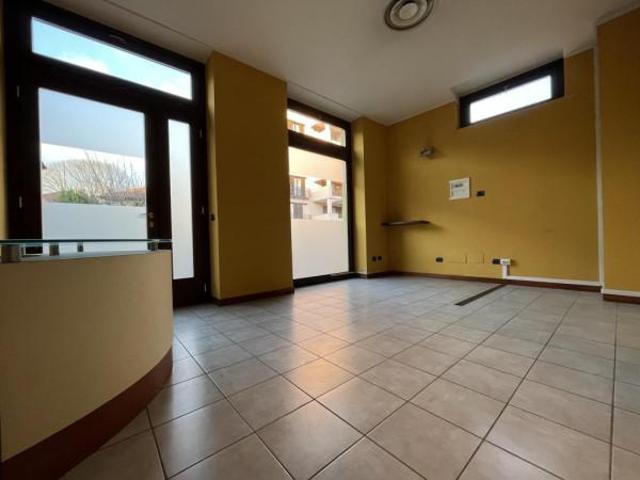 Ufficio in vendita a Abbazia, Sesto Calende