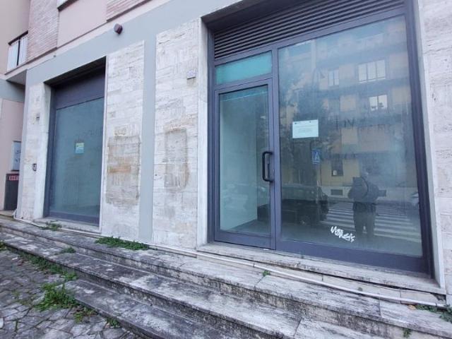 Ufficio in vendita a Ravacciano, Siena