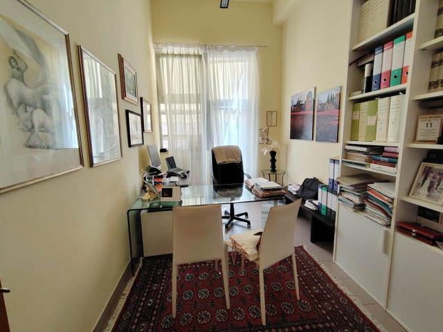 Ufficio in vendita a Camollia, Siena