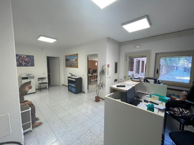 Ufficio in vendita a Ravacciano, Siena
