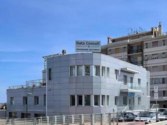 Locale Commerciale in vendita a Vado Ligure, Liguria