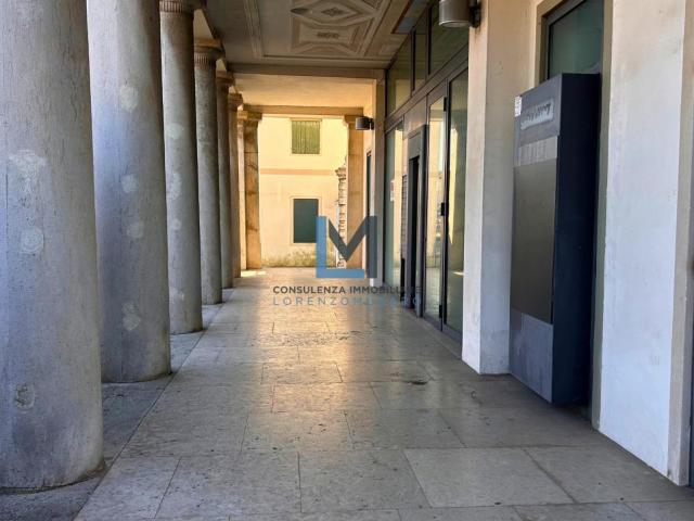 Ufficio in vendita a Zona PEEP, Volpago Del Montello