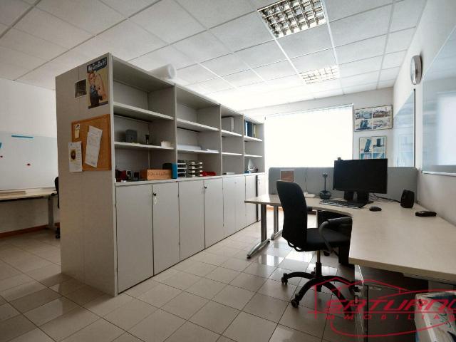 Ufficio in vendita a Capannori, Toscana