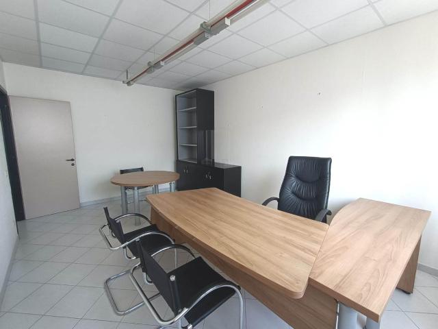 Ufficio in vendita a Carrara, Toscana