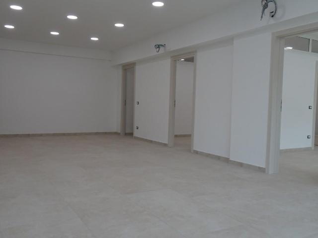 Ufficio in affitto a Cascina