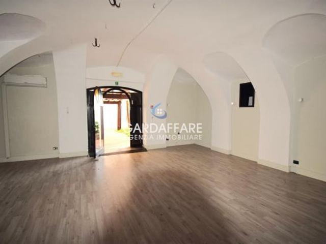 Locale Commerciale in vendita a Manerba Del Garda, Lombardia